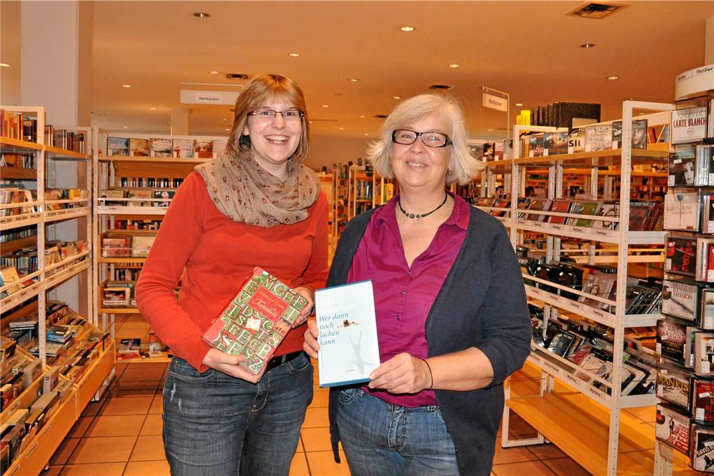 Die Leiterin der Lüner Stadtbücherei, Beate Convent (r.) und ihre Stellvertreterin Stina Brockhagen laden zu einem Flohmarkt mit Hörbüchern und DVDs ein.