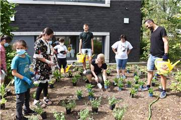 Die Leiterin des Jugendzentrums Sunshine, Christine Ambrosi (m.),mit fleißigen Helfern bei einem Außenprojekt. Das Sunshine ist wieder bei der Nacht der Jugendkultur mit dabei.