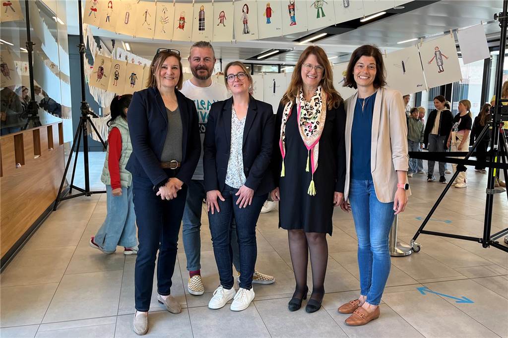 Die Leiterinnen der drei Grundschulen, Bürgermeisterin Karola Voß und der Vorsitzende des Clean-River-Project