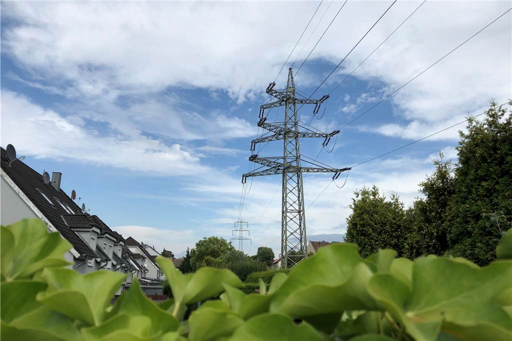 7,5 Kilometer quer durch den Dortmunder Süden: Hier verschwinden 30 stählerne Riesen Die Leitungen entlang der Feldbank sind ziemlich nah an den Häusern. Auch die sollen bis zum Sommer verschwunden sein.