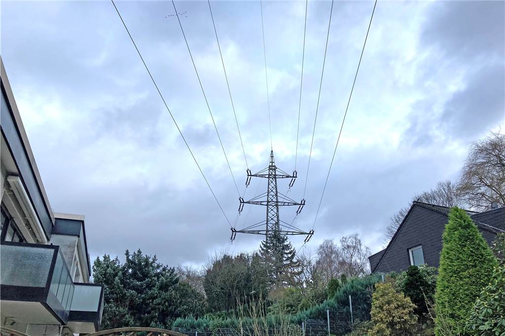 Trasse abgeschaltet: 30 Strommasten verschwinden aus dem Dortmunder Süden Die Leitungen und Masten stehen in einem dicht bebauten Gebiet. Deshalb, so sagt Westnetz, sein ein Abbau per Hubschrauber nicht möglich.