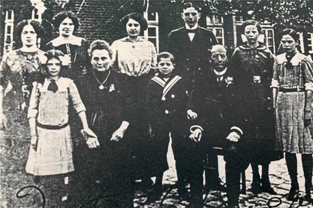 Jeffrey Katz aus den USA sucht in Dorsten Spuren seiner jüdischen Familie Familie Lebenstein vor ihrem Haus in Lembeck