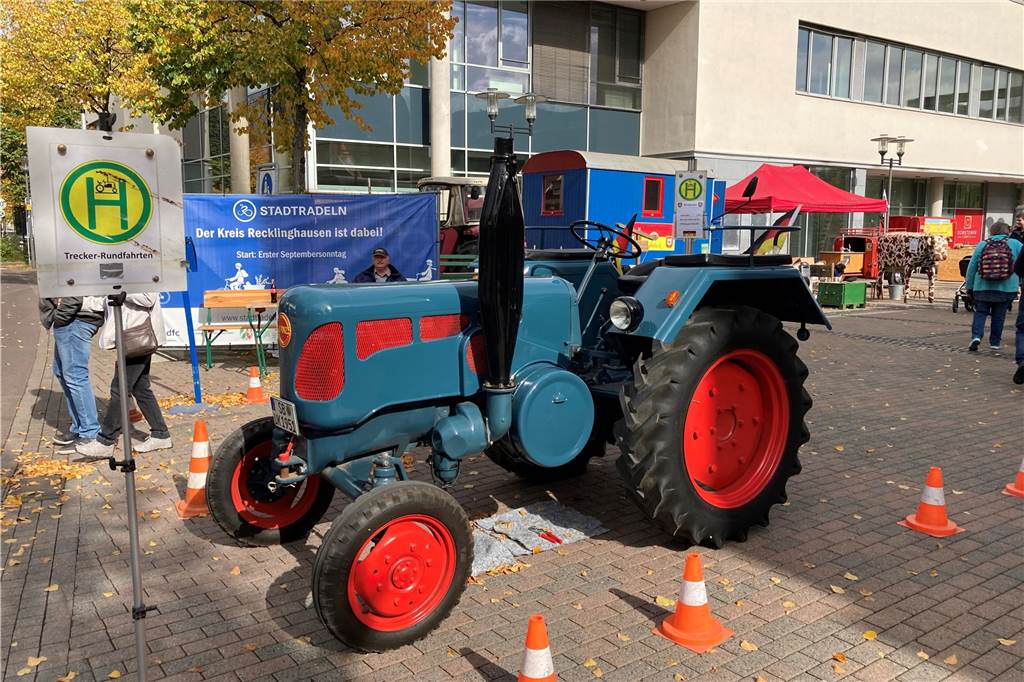 Dorstener Veranstalter: „Der beste Herbstfest-Sonntag seit zehn Jahren“ Ein alter Trecker am Platz der Deutschen Einheit.
