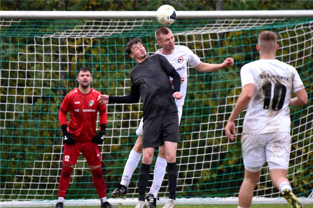 SV Lembeck zeigt reife Leistung: Spitzenreiter baut Vorsprung aus Bernd Röhling gewinnt ein Kopfballduell gegen Ricardo Puscher