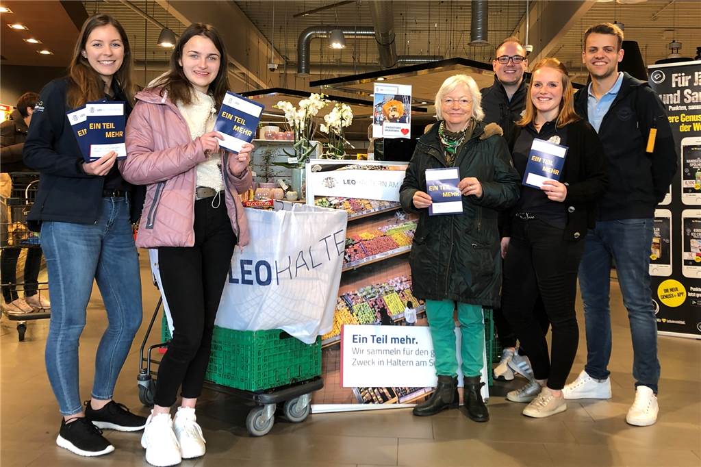 Leo-Club und Halterner Tafel sammeln 25 Kisten für den guten Zweck Die Leos Maike Schröer (l.), Katharina Loos (2.vl.), Jonas Havermann (3.v.r.), Carolin Fellner (2.v.r.) und Henrik van Buer (r.) sammelten mit Elsa Römer (3.v.l.) von der Halterner Tafel im Edeka Bleise Lebensmittel.
