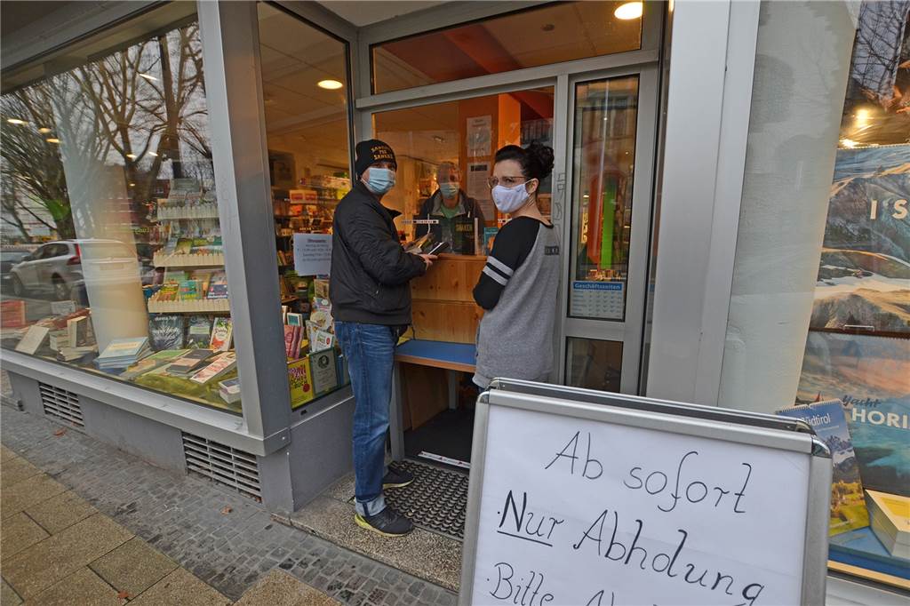 Corona-Lockdown verlängert: Dortmunds Händler hoffen auf den Februar Die Leselust boomt wegen des Winters und wegen Corona. Derzeit gibt es in der Buchhandlung am Amtshaus immerhin einen Bestell- und Abholservice.