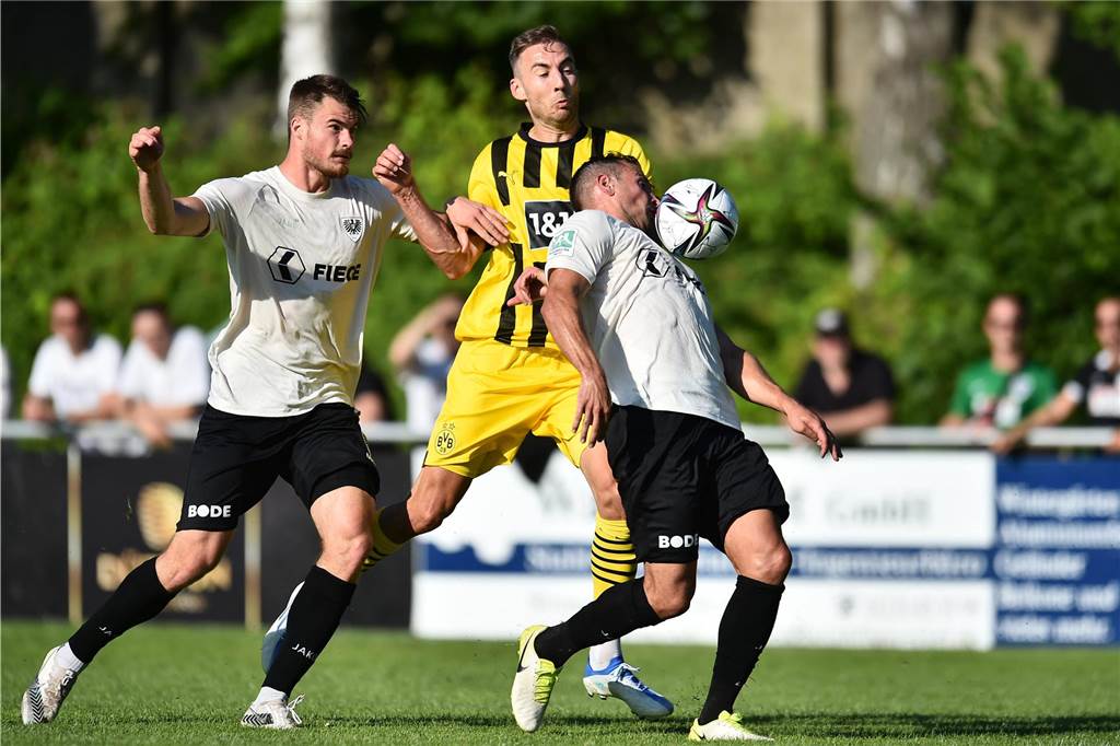BVB-U23 startet bei Preußen Münster in die Saison: Wir beantworten vorab alle wichtigen Fragen Michael Eberwein führt einen Zweikampf.