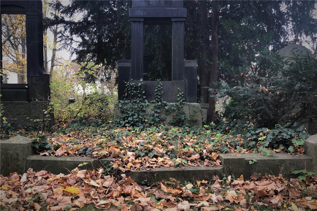 Bei dieser Dortmunderin hingen Picassos im Wohnzimmer: Die kaum bekannte Geschichte von Betti Flechtheim Die letzte Erinnerung an die Goldschmidts in Dortmund: das zugewucherte Grab von Bettis Eltern Salomon und Nina Goldschmidt auf dem jüdischen Teil des Ostfriedhofs.