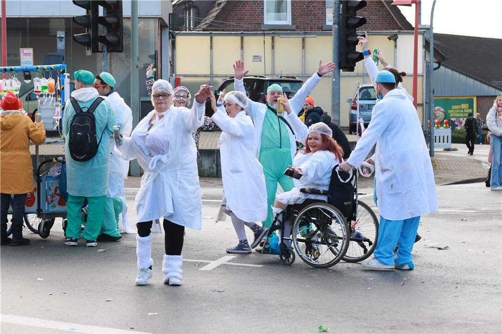 Fotos vom Rosenmontag: So haben die Stadtlohner Narren ihr Sessionsfinale gefeiert Die letzte große Karnevalsparty: 70 Zugnummern sind beim großen Rosenmontagsumzug durch Stadtlohn gefahren – und alle haben zusammen auf den Straßen gefeiert.