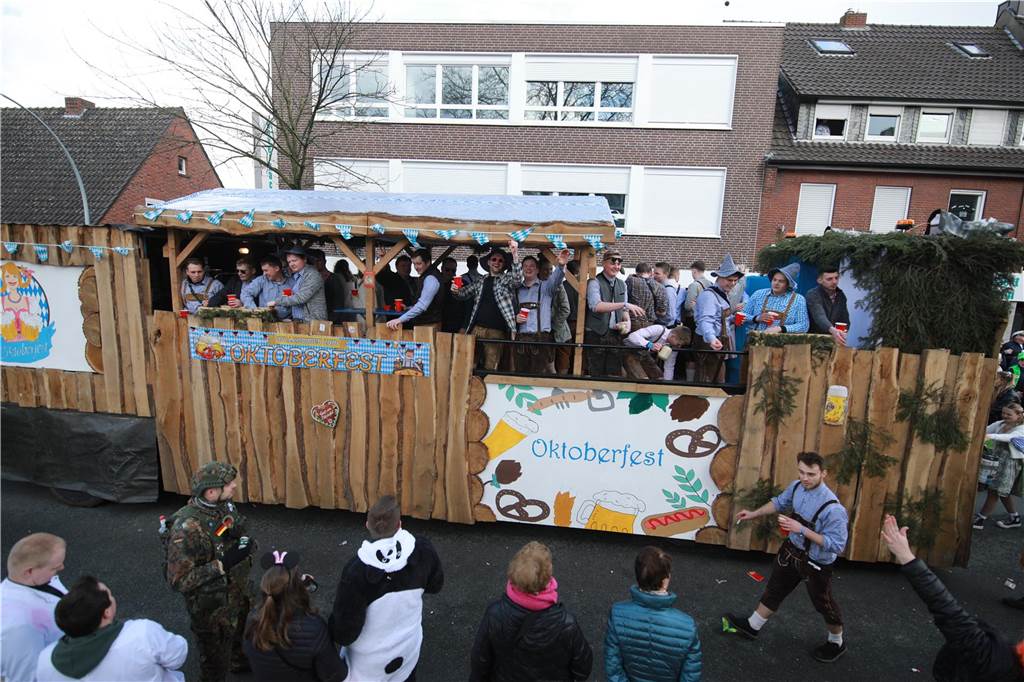 Fotos vom Rosenmontag: So haben die Stadtlohner Narren ihr Sessionsfinale gefeiert Die letzte große Karnevalsparty: 70 Zugnummern sind beim großen Rosenmontagsumzug durch Stadtlohn gefahren – und alle haben zusammen auf den Straßen gefeiert.