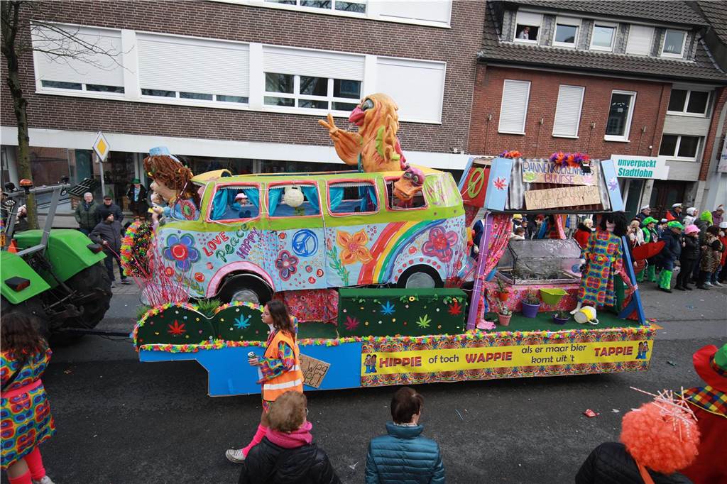 Fotos vom Rosenmontag: So haben die Stadtlohner Narren ihr Sessionsfinale gefeiert Die letzte große Karnevalsparty: 70 Zugnummern sind beim großen Rosenmontagsumzug durch Stadtlohn gefahren – und alle haben zusammen auf den Straßen gefeiert.