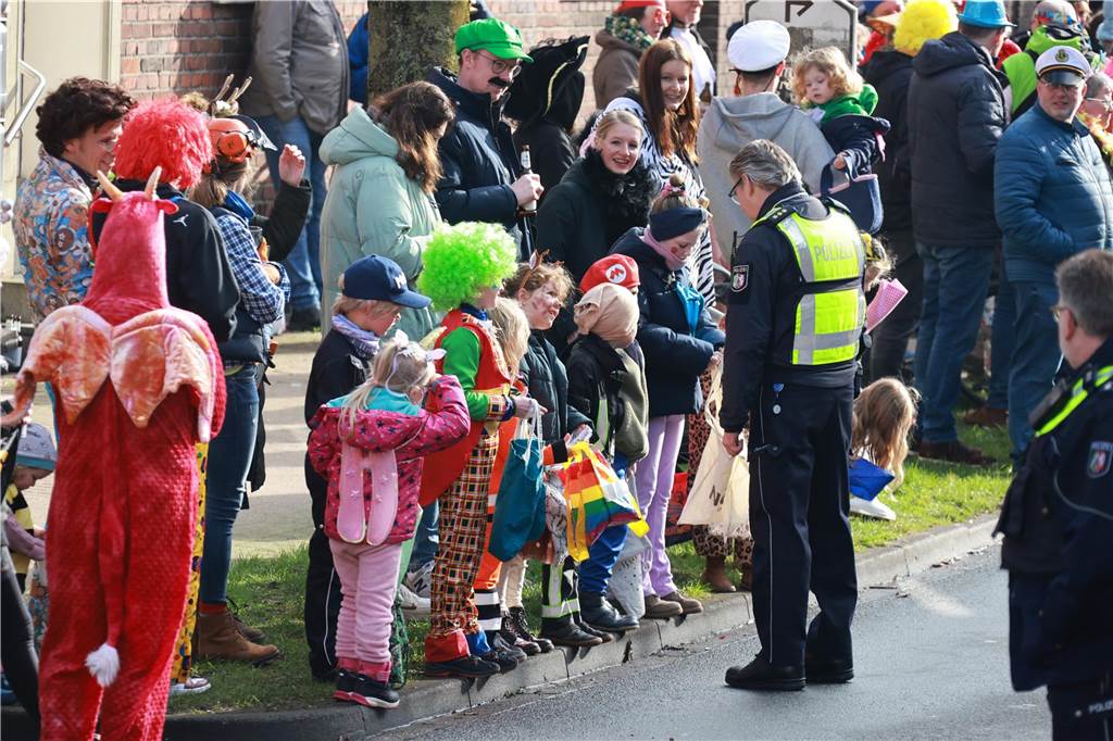 Fotos vom Rosenmontag: So haben die Stadtlohner Narren ihr Sessionsfinale gefeiert Die letzte große Karnevalsparty: 70 Zugnummern sind beim großen Rosenmontagsumzug durch Stadtlohn gefahren – und alle haben zusammen auf den Straßen gefeiert.
