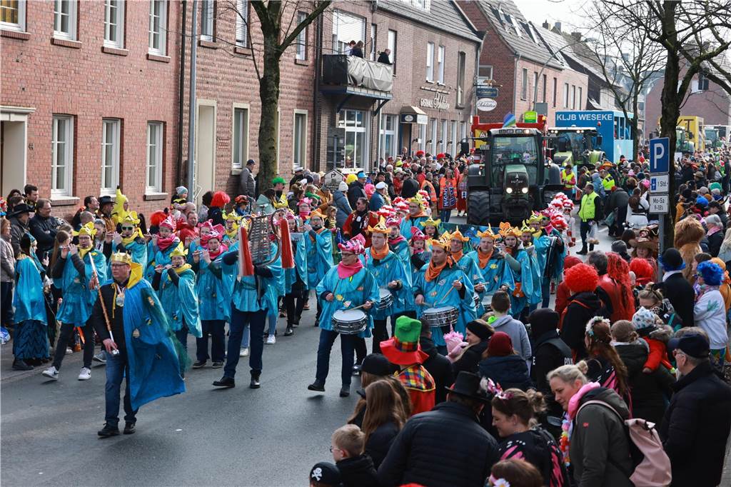 Fotos vom Rosenmontag: So haben die Stadtlohner Narren ihr Sessionsfinale gefeiert Die letzte große Karnevalsparty: 70 Zugnummern sind beim großen Rosenmontagsumzug durch Stadtlohn gefahren – und alle haben zusammen auf den Straßen gefeiert.