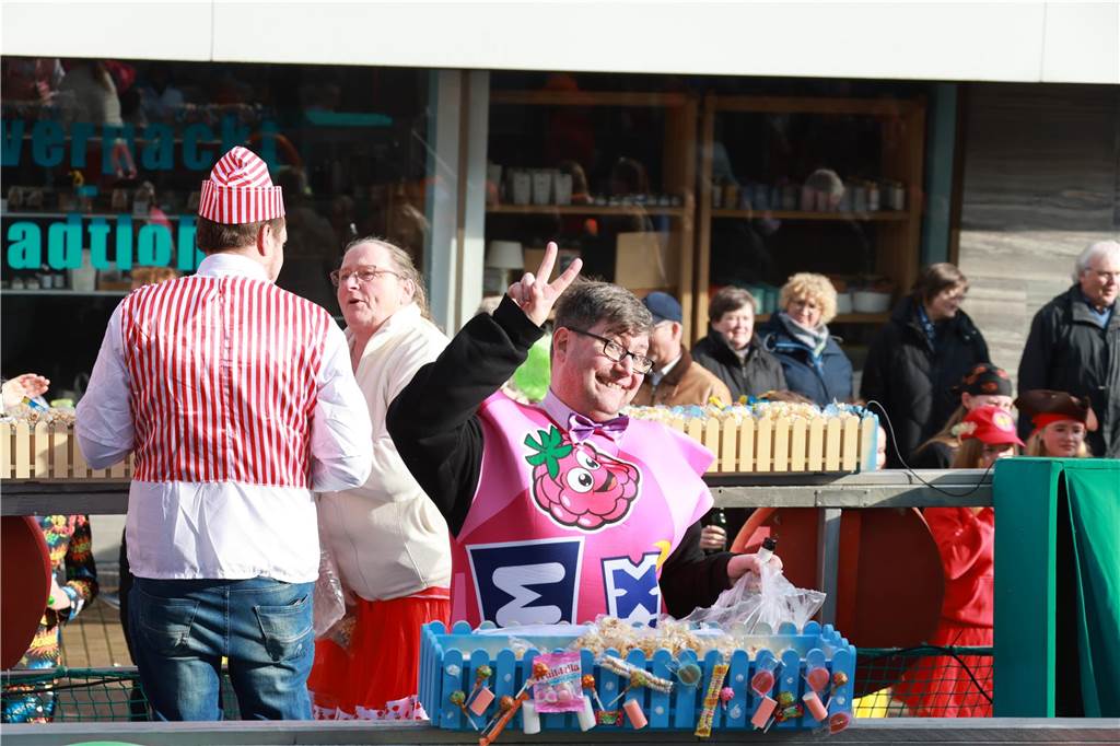 Fotos vom Rosenmontag: So haben die Stadtlohner Narren ihr Sessionsfinale gefeiert Die letzte große Karnevalsparty: 70 Zugnummern sind beim großen Rosenmontagsumzug durch Stadtlohn gefahren – und alle haben zusammen auf den Straßen gefeiert.