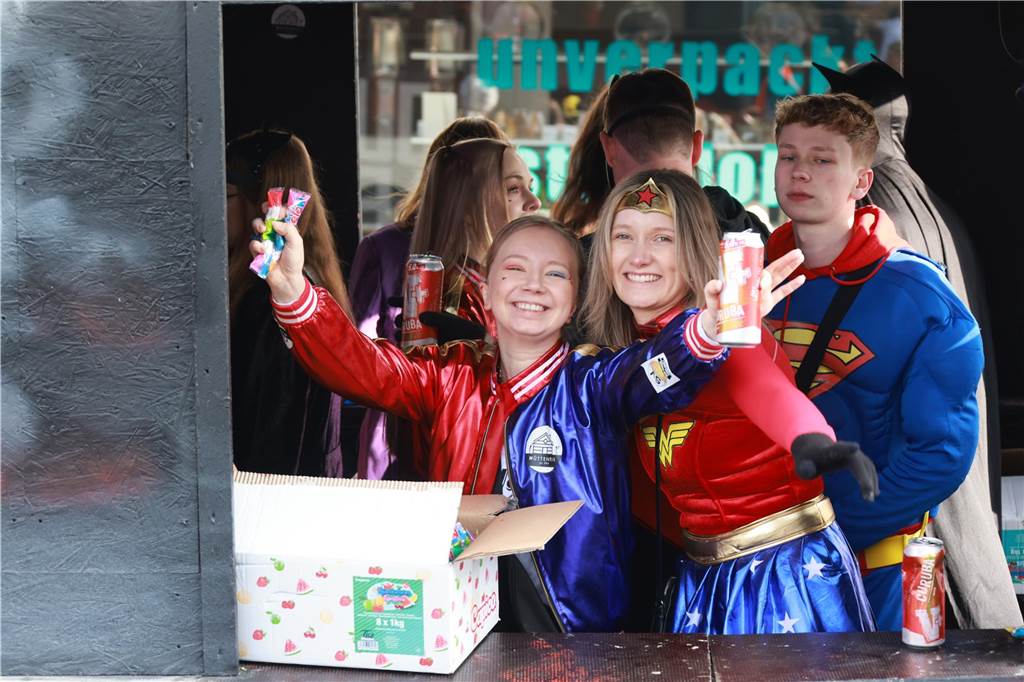 Fotos vom Rosenmontag: So haben die Stadtlohner Narren ihr Sessionsfinale gefeiert Die letzte große Karnevalsparty: 70 Zugnummern sind beim großen Rosenmontagsumzug durch Stadtlohn gefahren – und alle haben zusammen auf den Straßen gefeiert.