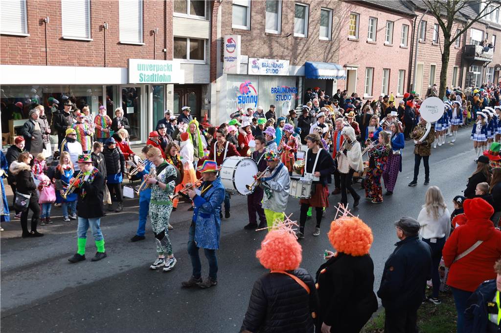 Fotos vom Rosenmontag: So haben die Stadtlohner Narren ihr Sessionsfinale gefeiert Die letzte große Karnevalsparty: 70 Zugnummern sind beim großen Rosenmontagsumzug durch Stadtlohn gefahren – und alle haben zusammen auf den Straßen gefeiert.