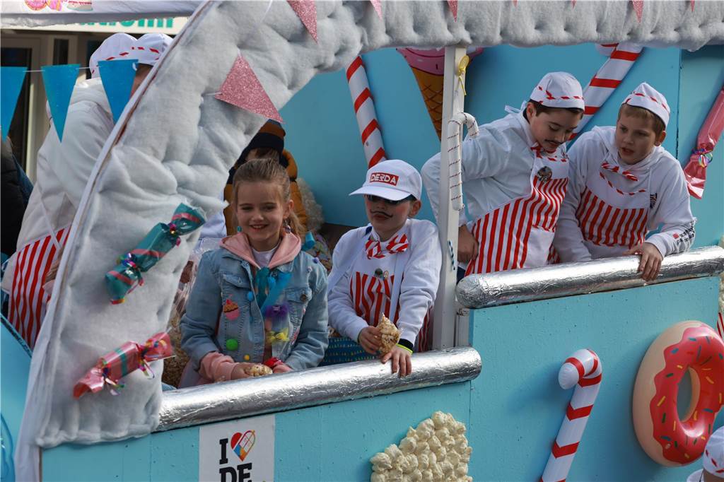 Fotos vom Rosenmontag: So haben die Stadtlohner Narren ihr Sessionsfinale gefeiert Die letzte große Karnevalsparty: 70 Zugnummern sind beim großen Rosenmontagsumzug durch Stadtlohn gefahren – und alle haben zusammen auf den Straßen gefeiert.