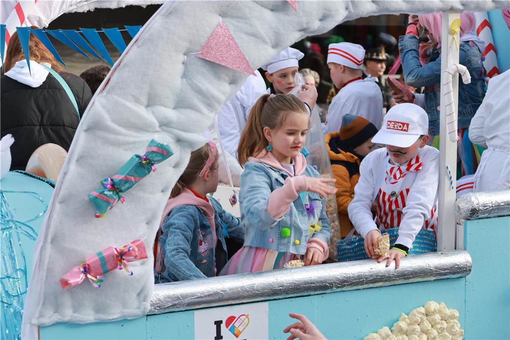 Fotos vom Rosenmontag: So haben die Stadtlohner Narren ihr Sessionsfinale gefeiert Die letzte große Karnevalsparty: 70 Zugnummern sind beim großen Rosenmontagsumzug durch Stadtlohn gefahren – und alle haben zusammen auf den Straßen gefeiert.