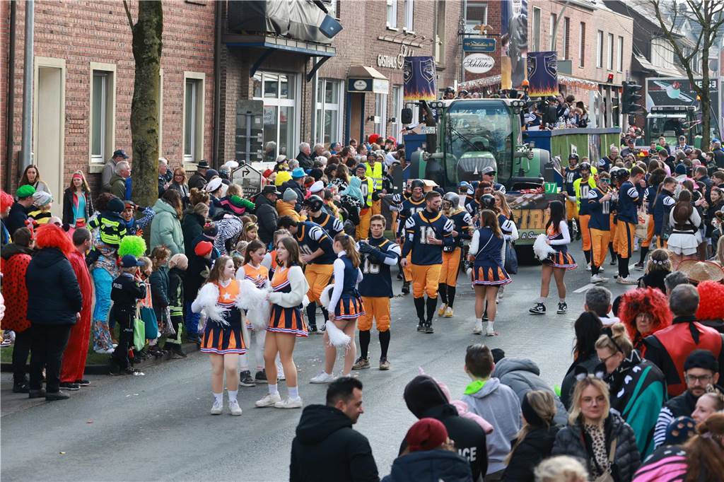 Fotos vom Rosenmontag: So haben die Stadtlohner Narren ihr Sessionsfinale gefeiert Die letzte große Karnevalsparty: 70 Zugnummern sind beim großen Rosenmontagsumzug durch Stadtlohn gefahren – und alle haben zusammen auf den Straßen gefeiert.