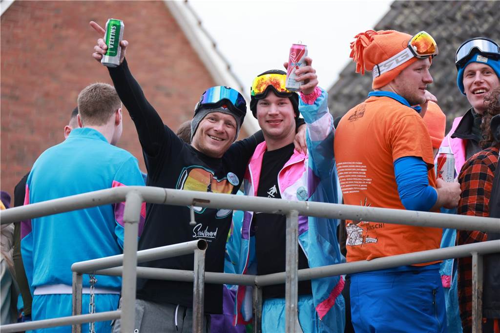 Fotos vom Rosenmontag: So haben die Stadtlohner Narren ihr Sessionsfinale gefeiert Die letzte große Karnevalsparty: 70 Zugnummern sind beim großen Rosenmontagsumzug durch Stadtlohn gefahren – und alle haben zusammen auf den Straßen gefeiert.