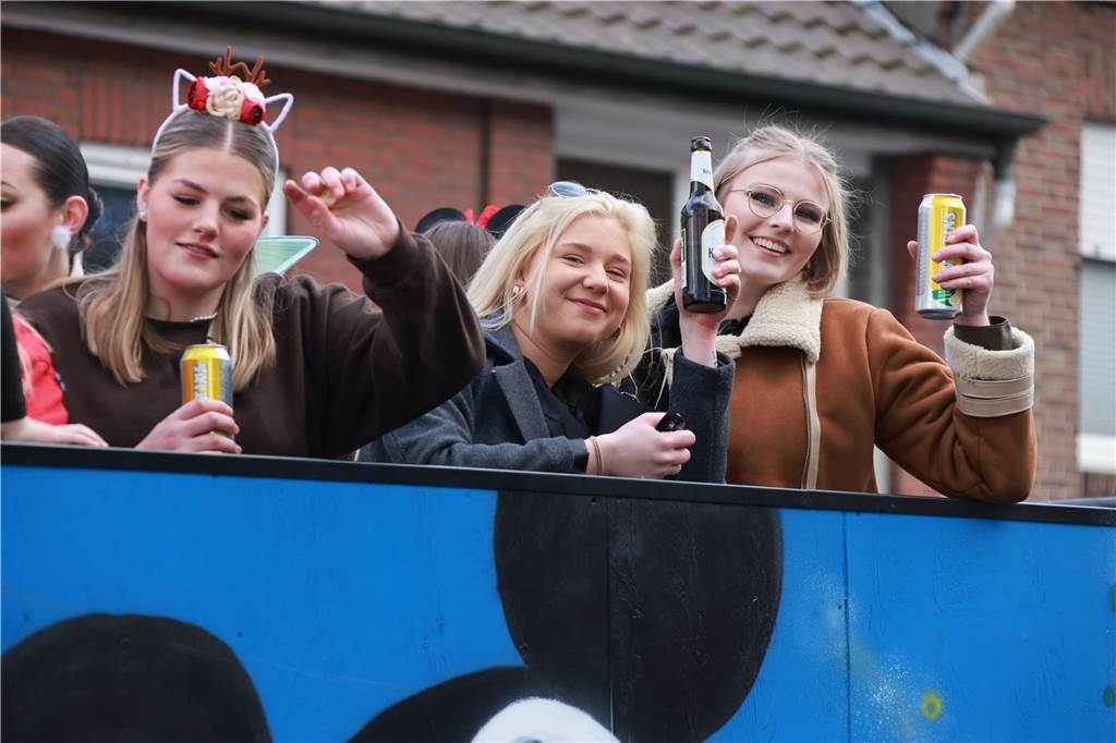 Fotos vom Rosenmontag: So haben die Stadtlohner Narren ihr Sessionsfinale gefeiert Die letzte große Karnevalsparty: 70 Zugnummern sind beim großen Rosenmontagsumzug durch Stadtlohn gefahren – und alle haben zusammen auf den Straßen gefeiert.