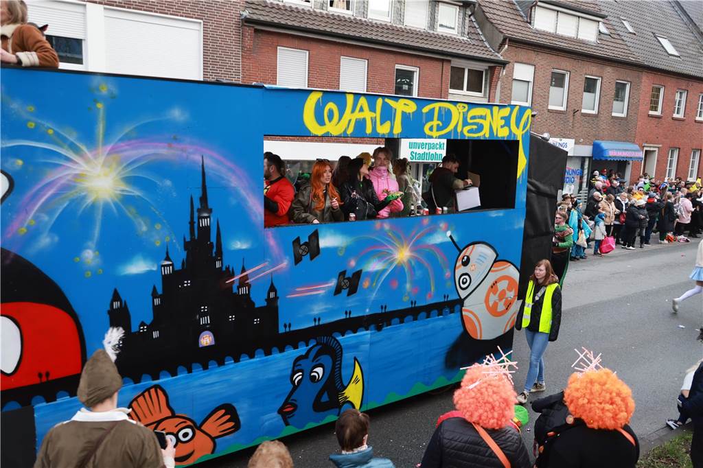 Fotos vom Rosenmontag: So haben die Stadtlohner Narren ihr Sessionsfinale gefeiert Die letzte große Karnevalsparty: 70 Zugnummern sind beim großen Rosenmontagsumzug durch Stadtlohn gefahren – und alle haben zusammen auf den Straßen gefeiert.