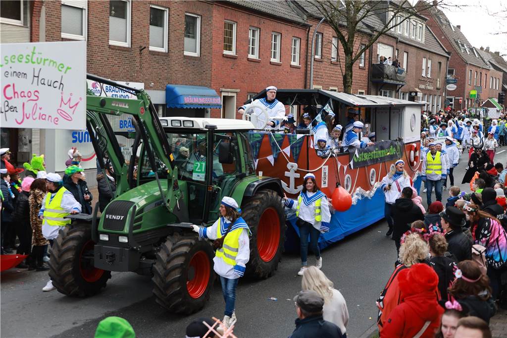 Fotos vom Rosenmontag: So haben die Stadtlohner Narren ihr Sessionsfinale gefeiert Die letzte große Karnevalsparty: 70 Zugnummern sind beim großen Rosenmontagsumzug durch Stadtlohn gefahren – und alle haben zusammen auf den Straßen gefeiert.