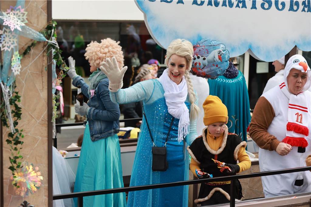 Fotos vom Rosenmontag: So haben die Stadtlohner Narren ihr Sessionsfinale gefeiert Die letzte große Karnevalsparty: 70 Zugnummern sind beim großen Rosenmontagsumzug durch Stadtlohn gefahren – und alle haben zusammen auf den Straßen gefeiert.