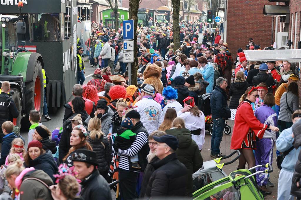 Fotos vom Rosenmontag: So haben die Stadtlohner Narren ihr Sessionsfinale gefeiert Die letzte große Karnevalsparty: 70 Zugnummern sind beim großen Rosenmontagsumzug durch Stadtlohn gefahren – und alle haben zusammen auf den Straßen gefeiert.