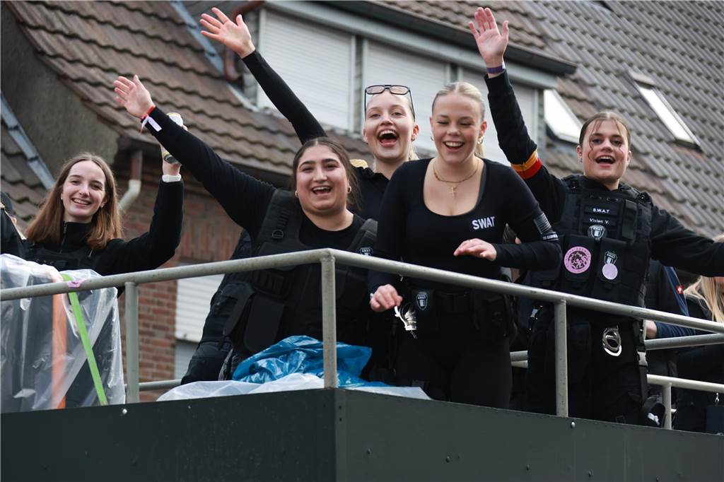 Fotos vom Rosenmontag: So haben die Stadtlohner Narren ihr Sessionsfinale gefeiert Die letzte große Karnevalsparty: 70 Zugnummern sind beim großen Rosenmontagsumzug durch Stadtlohn gefahren – und alle haben zusammen auf den Straßen gefeiert.