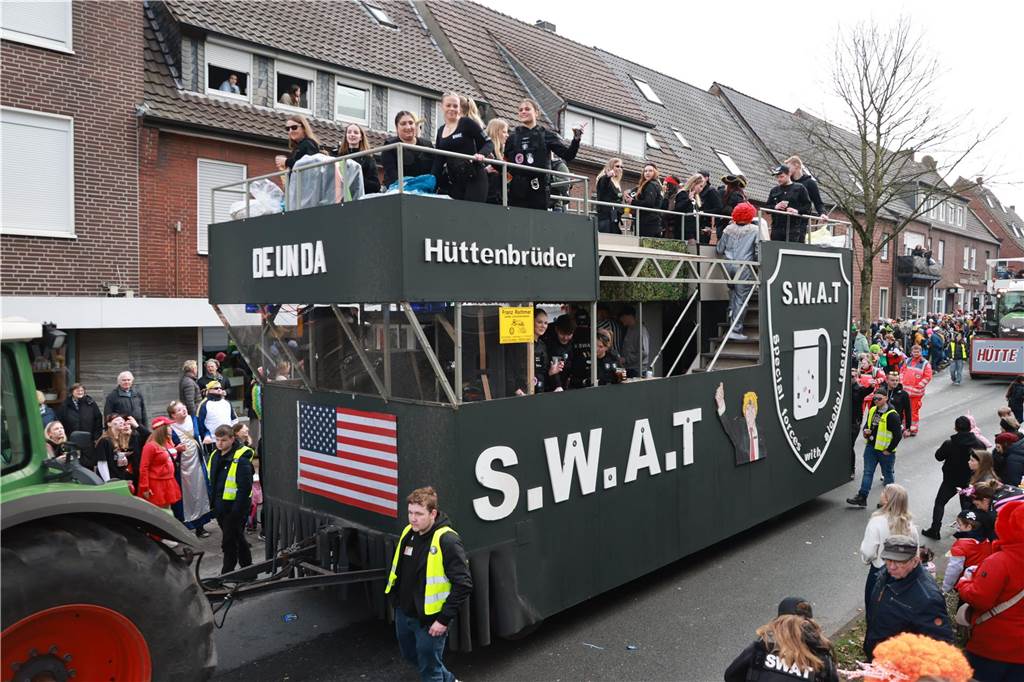 Fotos vom Rosenmontag: So haben die Stadtlohner Narren ihr Sessionsfinale gefeiert Die letzte große Karnevalsparty: 70 Zugnummern sind beim großen Rosenmontagsumzug durch Stadtlohn gefahren – und alle haben zusammen auf den Straßen gefeiert.