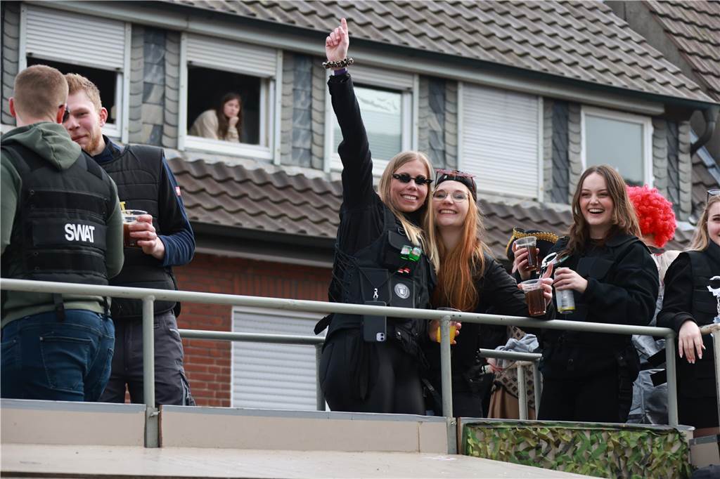 Fotos vom Rosenmontag: So haben die Stadtlohner Narren ihr Sessionsfinale gefeiert Die letzte große Karnevalsparty: 70 Zugnummern sind beim großen Rosenmontagsumzug durch Stadtlohn gefahren – und alle haben zusammen auf den Straßen gefeiert.