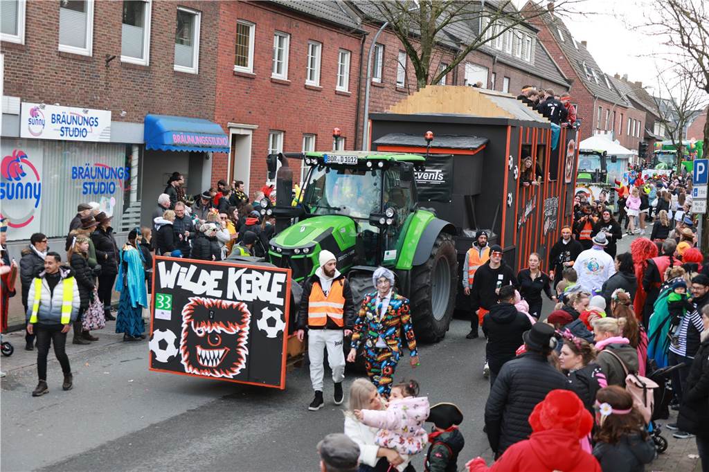 Fotos vom Rosenmontag: So haben die Stadtlohner Narren ihr Sessionsfinale gefeiert Die letzte große Karnevalsparty: 70 Zugnummern sind beim großen Rosenmontagsumzug durch Stadtlohn gefahren – und alle haben zusammen auf den Straßen gefeiert.