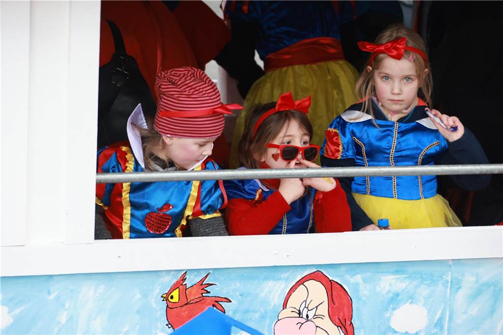 Fotos vom Rosenmontag: So haben die Stadtlohner Narren ihr Sessionsfinale gefeiert Die letzte große Karnevalsparty: 70 Zugnummern sind beim großen Rosenmontagsumzug durch Stadtlohn gefahren – und alle haben zusammen auf den Straßen gefeiert.