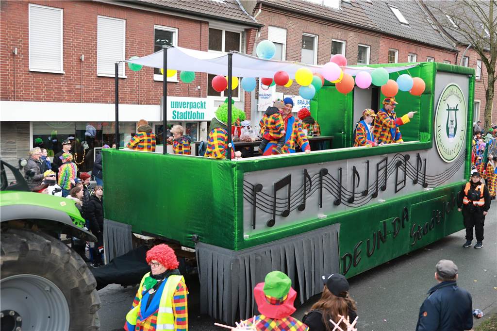 Fotos vom Rosenmontag: So haben die Stadtlohner Narren ihr Sessionsfinale gefeiert Die letzte große Karnevalsparty: 70 Zugnummern sind beim großen Rosenmontagsumzug durch Stadtlohn gefahren – und alle haben zusammen auf den Straßen gefeiert.