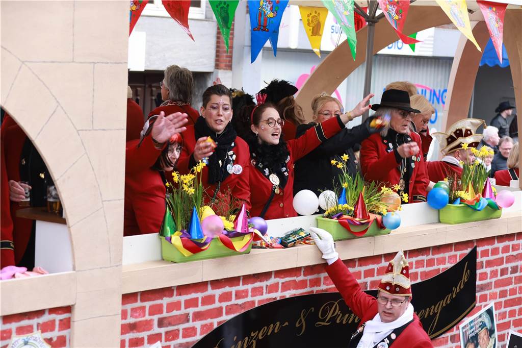 Fotos vom Rosenmontag: So haben die Stadtlohner Narren ihr Sessionsfinale gefeiert Die letzte große Karnevalsparty: 70 Zugnummern sind beim großen Rosenmontagsumzug durch Stadtlohn gefahren – und alle haben zusammen auf den Straßen gefeiert.