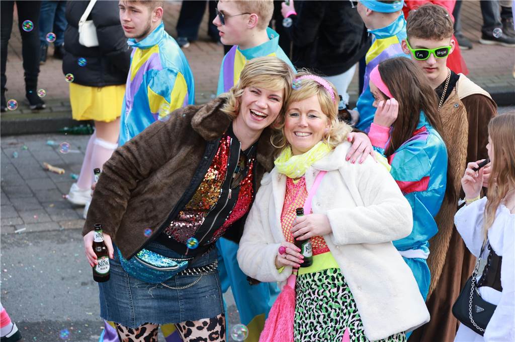 Fotos vom Rosenmontag: So haben die Stadtlohner Narren ihr Sessionsfinale gefeiert Die letzte große Karnevalsparty: 70 Zugnummern sind beim großen Rosenmontagsumzug durch Stadtlohn gefahren – und alle haben zusammen auf den Straßen gefeiert.