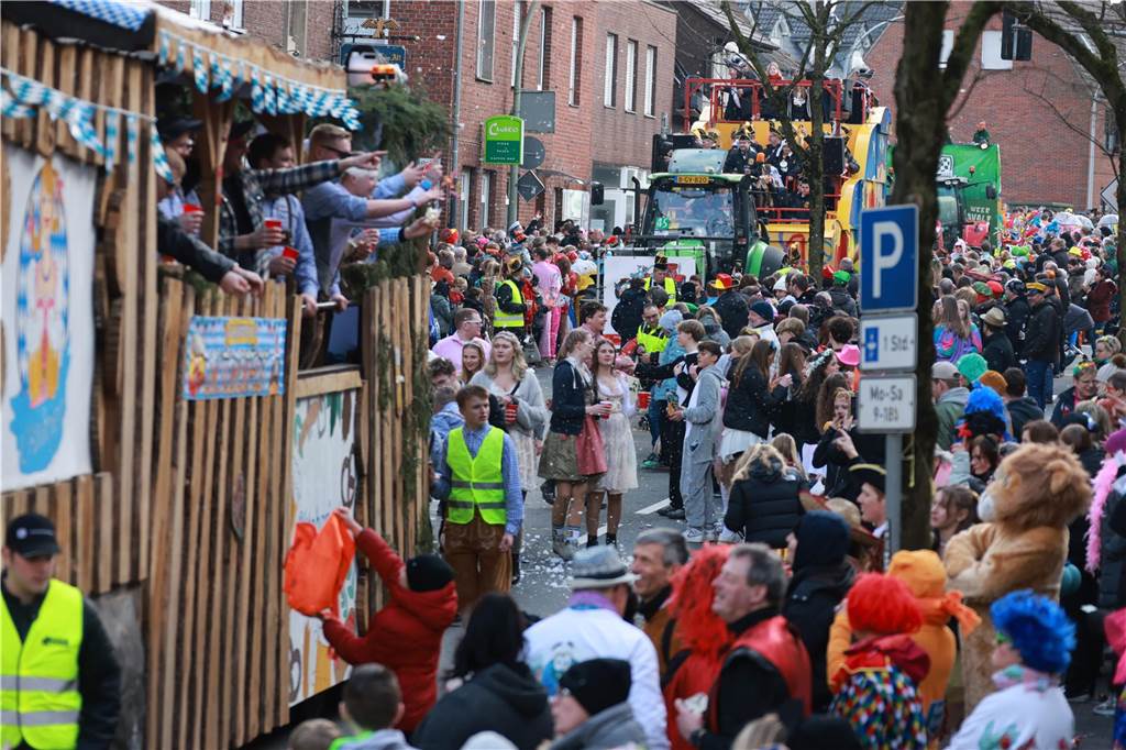 Fotos vom Rosenmontag: So haben die Stadtlohner Narren ihr Sessionsfinale gefeiert Die letzte große Karnevalsparty: 70 Zugnummern sind beim großen Rosenmontagsumzug durch Stadtlohn gefahren – und alle haben zusammen auf den Straßen gefeiert.