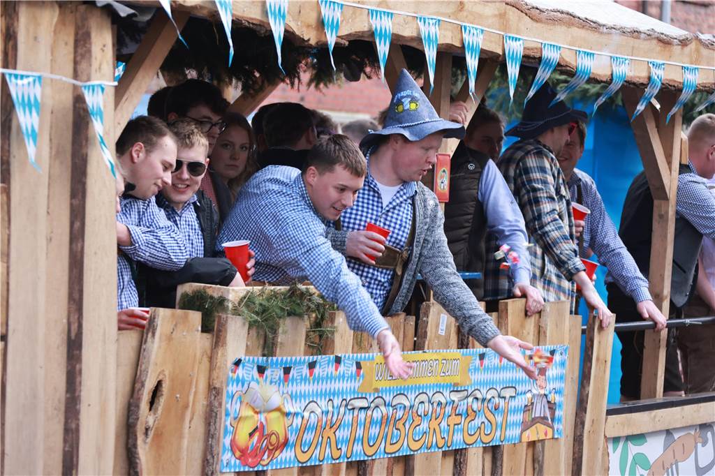 Fotos vom Rosenmontag: So haben die Stadtlohner Narren ihr Sessionsfinale gefeiert Die letzte große Karnevalsparty: 70 Zugnummern sind beim großen Rosenmontagsumzug durch Stadtlohn gefahren – und alle haben zusammen auf den Straßen gefeiert.