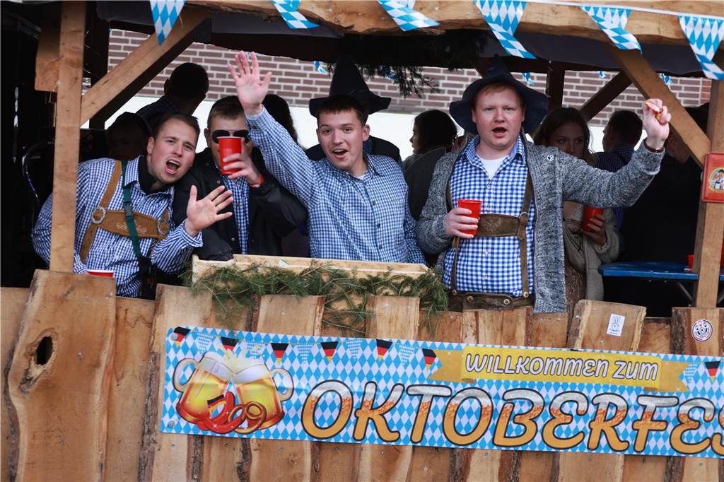Fotos vom Rosenmontag: So haben die Stadtlohner Narren ihr Sessionsfinale gefeiert Die letzte große Karnevalsparty: 70 Zugnummern sind beim großen Rosenmontagsumzug durch Stadtlohn gefahren – und alle haben zusammen auf den Straßen gefeiert.