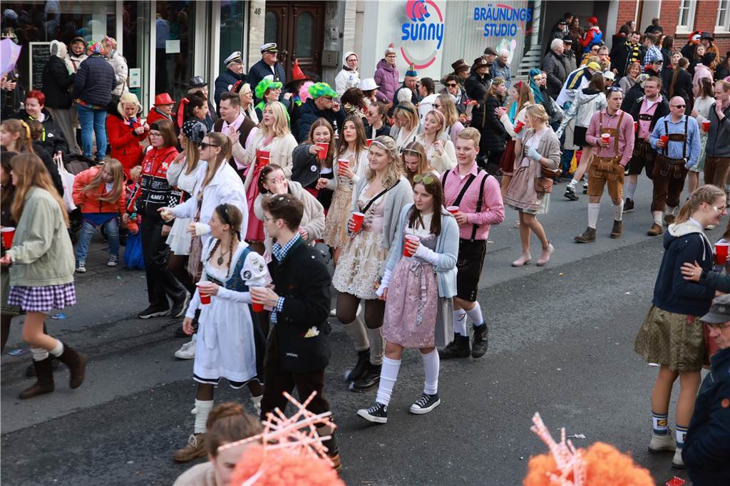 Fotos vom Rosenmontag: So haben die Stadtlohner Narren ihr Sessionsfinale gefeiert Die letzte große Karnevalsparty: 70 Zugnummern sind beim großen Rosenmontagsumzug durch Stadtlohn gefahren – und alle haben zusammen auf den Straßen gefeiert.
