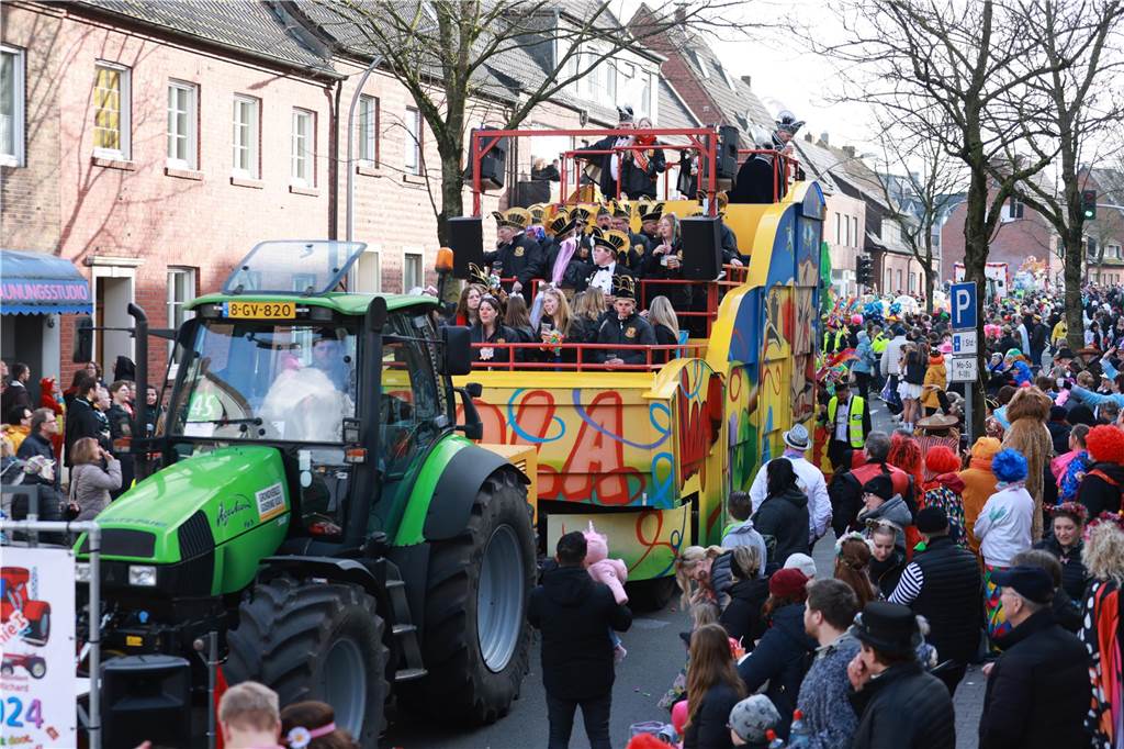 Fotos vom Rosenmontag: So haben die Stadtlohner Narren ihr Sessionsfinale gefeiert Die letzte große Karnevalsparty: 70 Zugnummern sind beim großen Rosenmontagsumzug durch Stadtlohn gefahren – und alle haben zusammen auf den Straßen gefeiert.