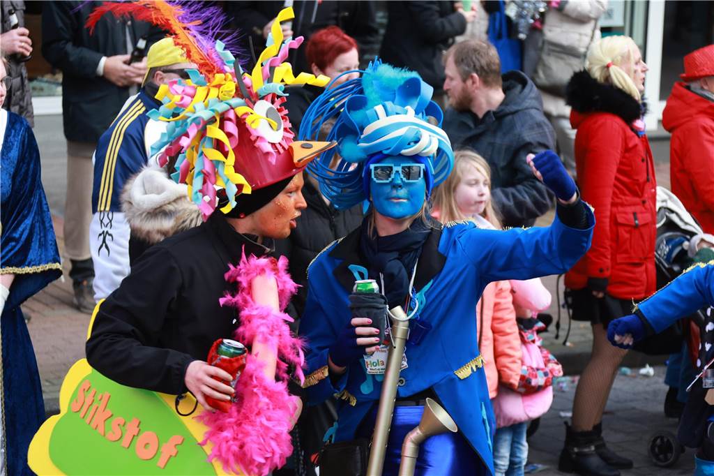 Fotos vom Rosenmontag: So haben die Stadtlohner Narren ihr Sessionsfinale gefeiert Die letzte große Karnevalsparty: 70 Zugnummern sind beim großen Rosenmontagsumzug durch Stadtlohn gefahren – und alle haben zusammen auf den Straßen gefeiert.