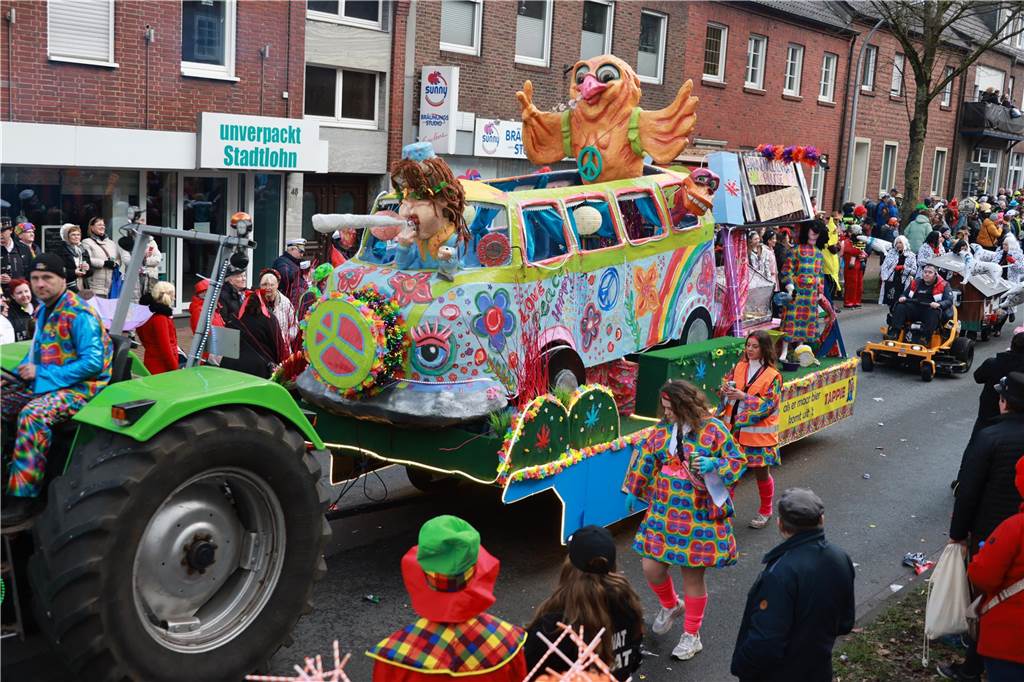 Fotos vom Rosenmontag: So haben die Stadtlohner Narren ihr Sessionsfinale gefeiert Die letzte große Karnevalsparty: 70 Zugnummern sind beim großen Rosenmontagsumzug durch Stadtlohn gefahren – und alle haben zusammen auf den Straßen gefeiert.