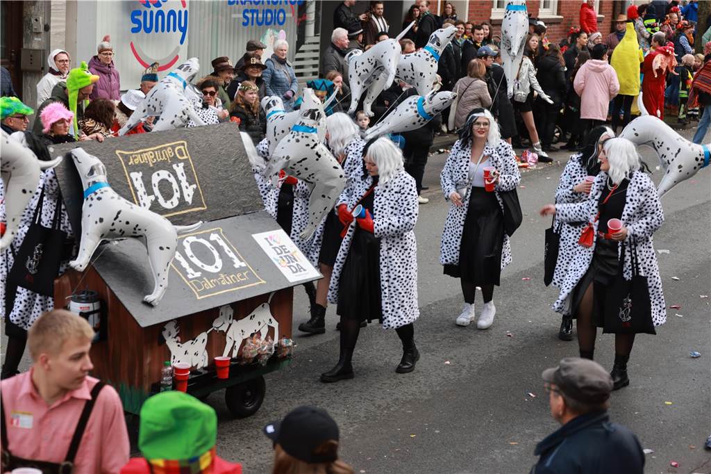 Fotos vom Rosenmontag: So haben die Stadtlohner Narren ihr Sessionsfinale gefeiert Die letzte große Karnevalsparty: 70 Zugnummern sind beim großen Rosenmontagsumzug durch Stadtlohn gefahren – und alle haben zusammen auf den Straßen gefeiert.