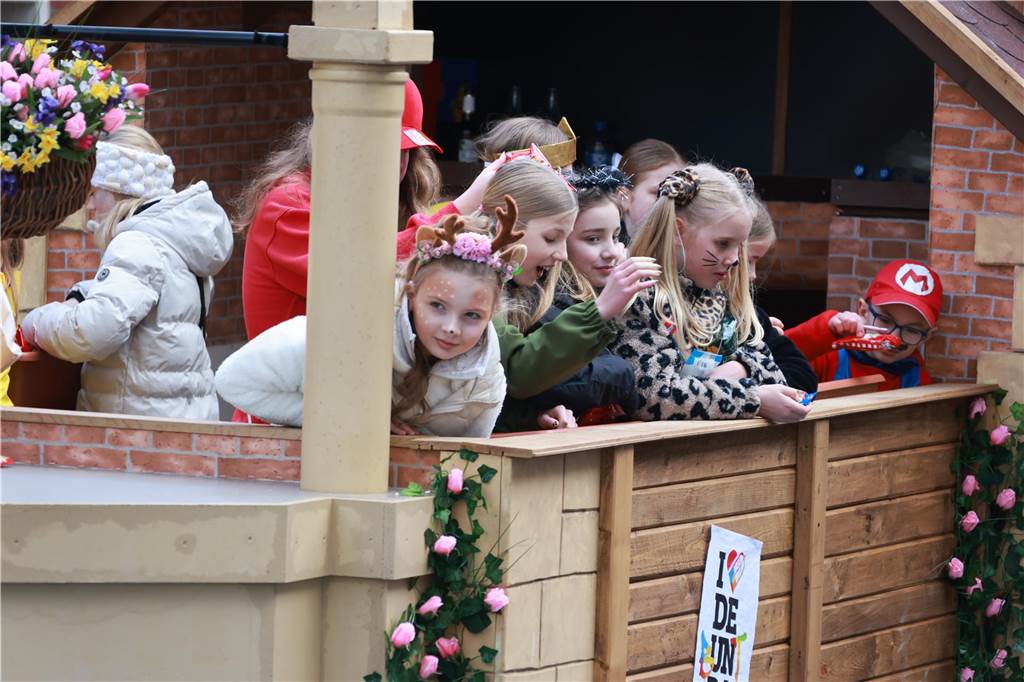 Fotos vom Rosenmontag: So haben die Stadtlohner Narren ihr Sessionsfinale gefeiert Die letzte große Karnevalsparty: 70 Zugnummern sind beim großen Rosenmontagsumzug durch Stadtlohn gefahren – und alle haben zusammen auf den Straßen gefeiert.