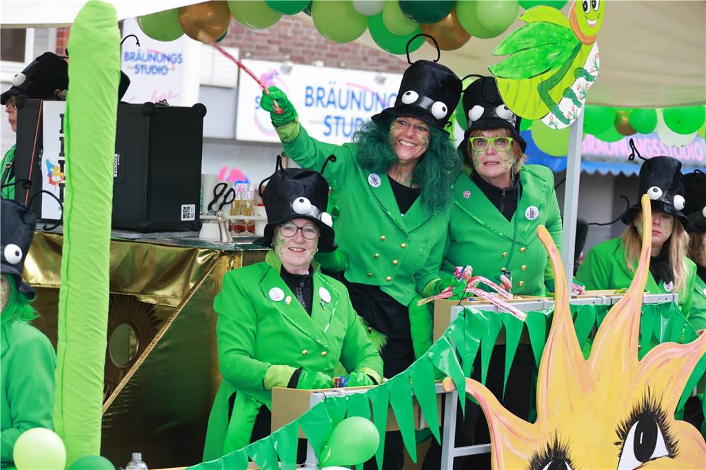 Fotos vom Rosenmontag: So haben die Stadtlohner Narren ihr Sessionsfinale gefeiert Die letzte große Karnevalsparty: 70 Zugnummern sind beim großen Rosenmontagsumzug durch Stadtlohn gefahren – und alle haben zusammen auf den Straßen gefeiert.