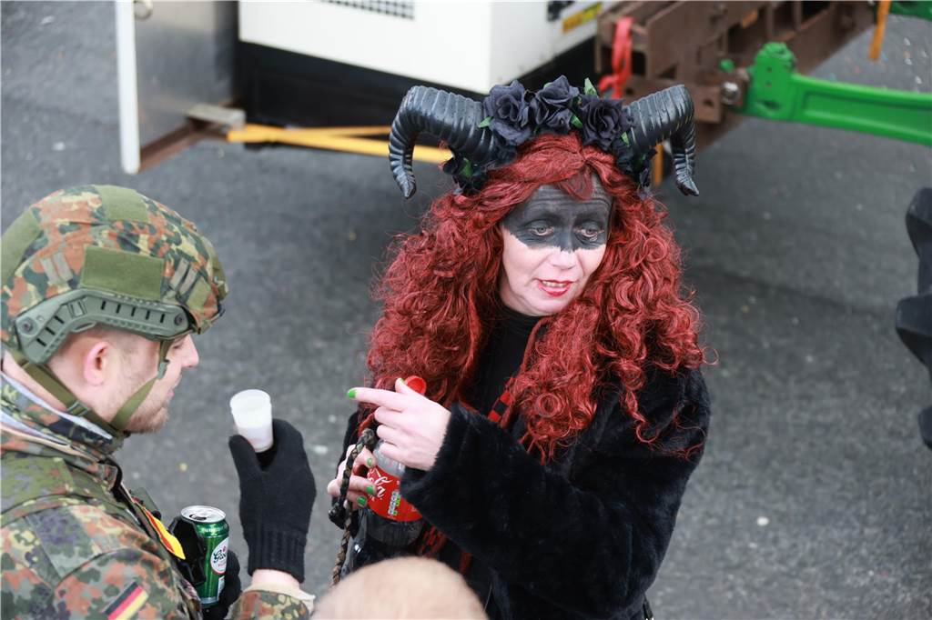 Fotos vom Rosenmontag: So haben die Stadtlohner Narren ihr Sessionsfinale gefeiert Die letzte große Karnevalsparty: 70 Zugnummern sind beim großen Rosenmontagsumzug durch Stadtlohn gefahren – und alle haben zusammen auf den Straßen gefeiert.