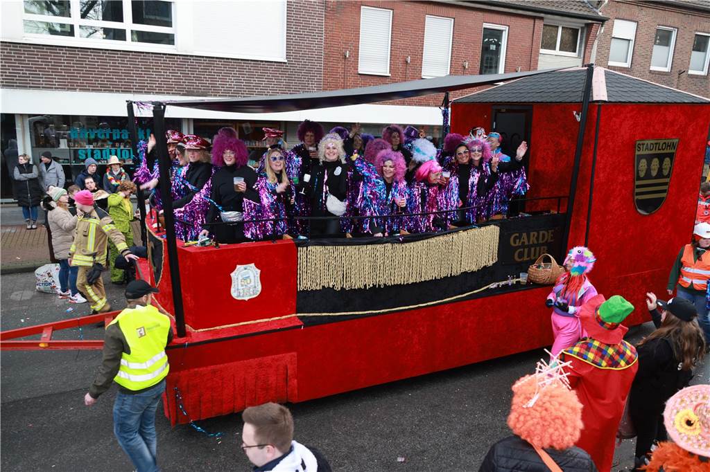 Fotos vom Rosenmontag: So haben die Stadtlohner Narren ihr Sessionsfinale gefeiert Die letzte große Karnevalsparty: 70 Zugnummern sind beim großen Rosenmontagsumzug durch Stadtlohn gefahren – und alle haben zusammen auf den Straßen gefeiert.