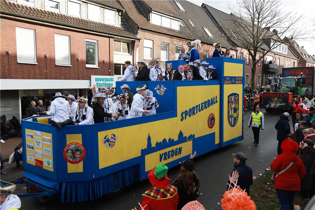 Fotos vom Rosenmontag: So haben die Stadtlohner Narren ihr Sessionsfinale gefeiert Die letzte große Karnevalsparty: 70 Zugnummern sind beim großen Rosenmontagsumzug durch Stadtlohn gefahren – und alle haben zusammen auf den Straßen gefeiert.